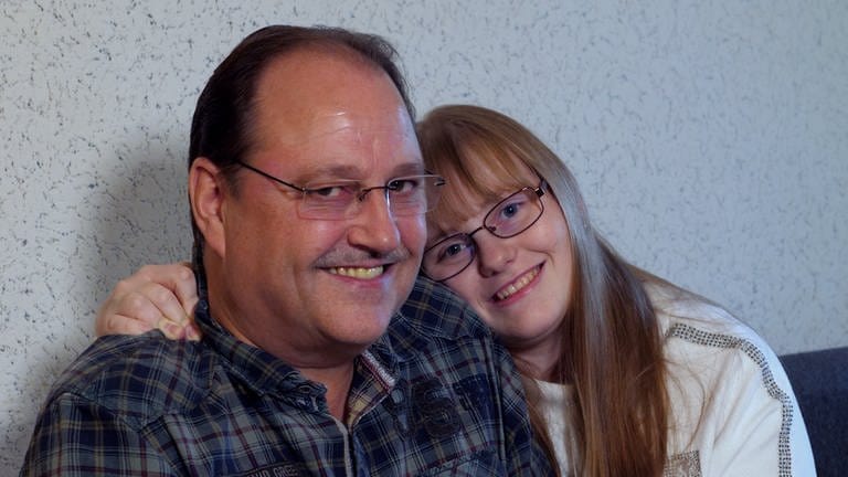 Vater Andreas hat seine Tochter Denice in den Armen. Denice ist 24 Jahre und hat seit einem Unfall kein Kurzzeitgedächtnis mehr. 