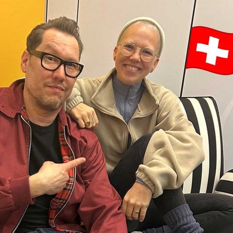 Musik Klub Schweiz mit Stefanie Heinzmann und Jochen Stöckle auf einem gestreiften Sofa im SWR1 Radio Studio
