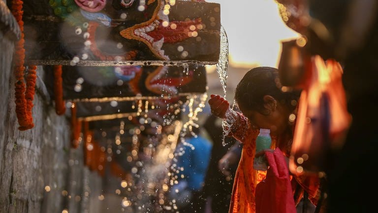 24. April: Während einer jährlichen Massenbadezeremonie waschen sich Nepalesische Hindu-Anhänger mit dem Wasser aus den 22 Wasserhähnen im Balaju Park.