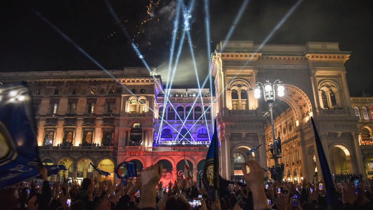 29. April: Auf der Piazza Duomo in Mailand herrscht Feierstimmung! Mit bunten Lichteffekten begrüßt das Team von Inter die begeisterten Fans zum Sieg gegen Turin, nachdem sich die Nerazzurri bereits eine Woche davor mit einem 2:0 gegen den AC Mailand ihre 20. Meisterschaft gesichert hatten.