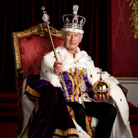 König Charles III. auf seinem Thron.
