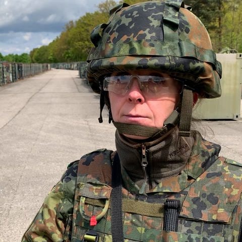 Im normalen Leben ist sie Mutter und Sekretärin - am Wochende Soldatin: Hauptgefreiter Daniela S. trainiert für die Heimatschutzkompanie Oberrhein der Bundeswehr in Karlsruhe.