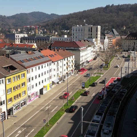 Der Friedrichring in Freiburg: Die breite Durchgangsstraße steht wohl in keinem Reiseführer, dennoch lohnt sich ein Besuch.