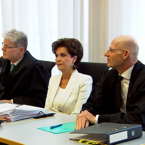 Erwin Müllers Ehefrau Anita zusammen mit ihren beiden Anwälten vor der Zivilkammer das Landgerichts Ulm