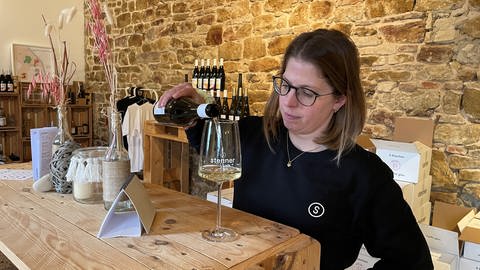 Winzerin Malenka Stenner aus Hechtsheim in der Probierstube des Weinguts