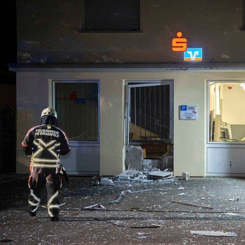 Ein gesprengter Geldautomat in Hoppstätten-Weiersbach. Das Gebäude wurde bei der Sprengung beschädigt.
