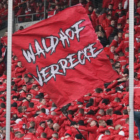 Fankruve des FCK hält Banner "Waldhof verrecke" hoch - Fans des FCK sollen Fans des SV Waldhof Mannheim angegriffen haben.