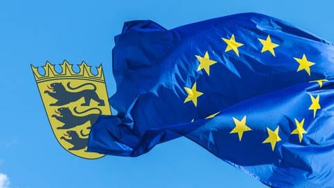 Eine wehende Europaflagge und ein Baden-Württemberg Wappen