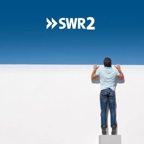 SWR2 Impuls Sendungsbild: Ein Mann schaut über eine weiße Mauer in den blauen Himmel