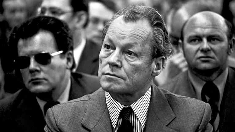 Willy Brandt (SPD) mit Günter Guillaume (links mit Brille)