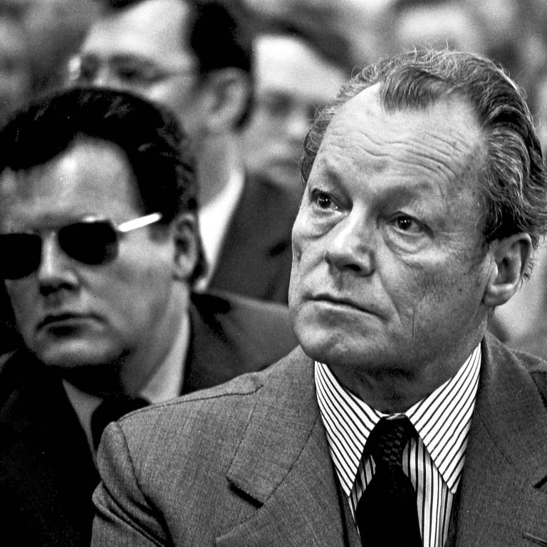 Willy Brandt (SPD) mit Günter Guillaume (links mit Brille)