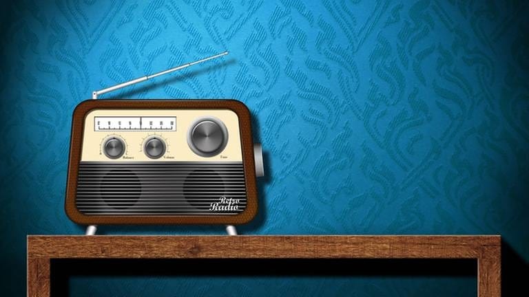 Ein altmodisches Radio mit Antenne steht auf einem Holztisch vor einer blauen Strukturtapete