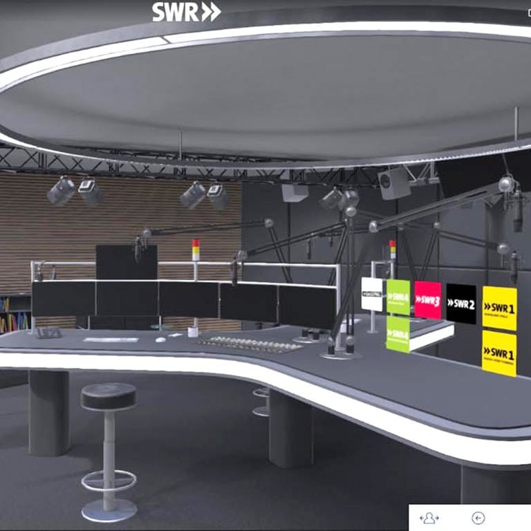 Zu sehen ist ein virtuelles Studio mit einem große Moderationspult im Vordergrund und mehreren Monitoren im Hintergrund. Mit SWR Virtuell in die Welt des SWR eintauchen, die Grenzen zwischen digitalem und realem Erlebnis verschmelzen.