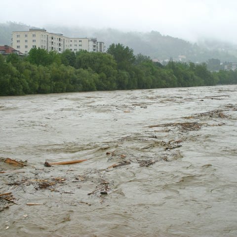 Fluss während Hochwasser, tags: KI-Modell, künstliche Intelligenz, Vorhersage